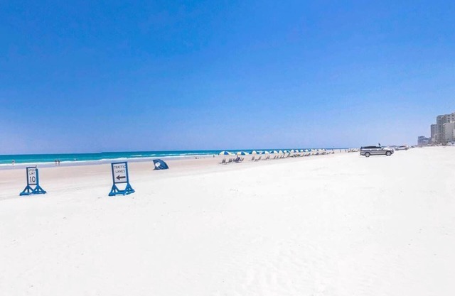 Daytona beach area Vacation Pool/ Golf course home/ 15 minutes to the beach.