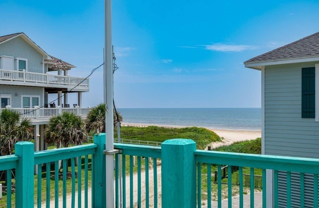 Daze In The Sun 3 Bedroom Home by RedAwning