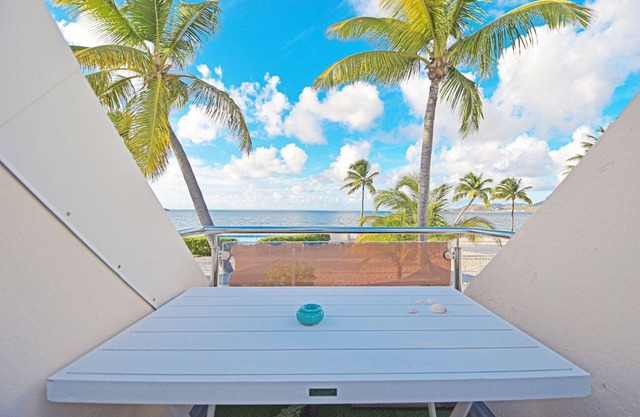 Deja Blue - Cozy Beachfront Condo - Nettle Bay Beach Club