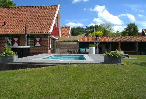 De Noteboom 6-persoons, verwarmd privé zwembad, hottub, overdekte lounge met haard, panorama sauna, sunshower, luxe, wifi