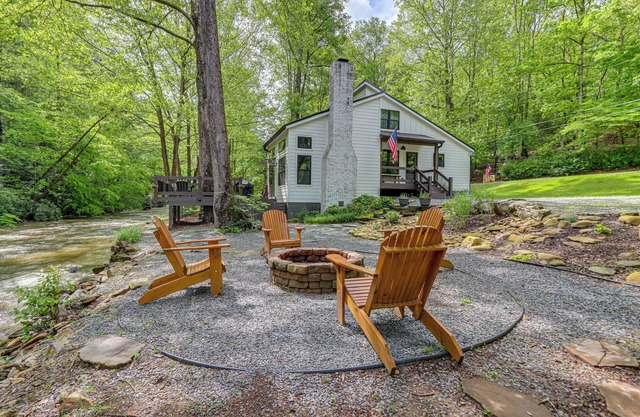 Deck & Fire Pit Bliss: Mountaintown Creek Cottage!