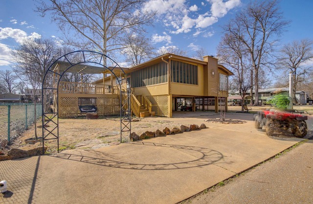 Deck & Fire Pit! Cabin Half-Mi to Tunica Lake