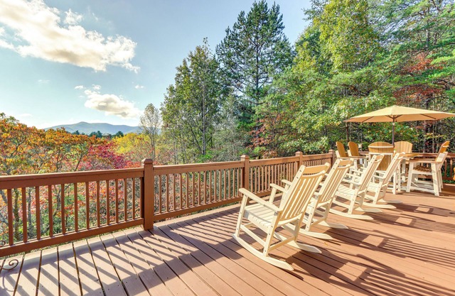 Deck, Grill & Mtn Views: Warne Getaway!