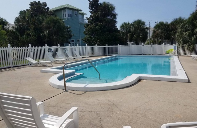 Deeded beach access, 1st floor condo, Pool, Walk to Shops & Restaurants