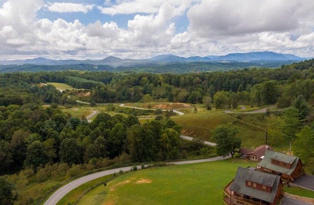 Deer Overlook - Year-round mountain views, hot tub, pet friendly, access to the New River!