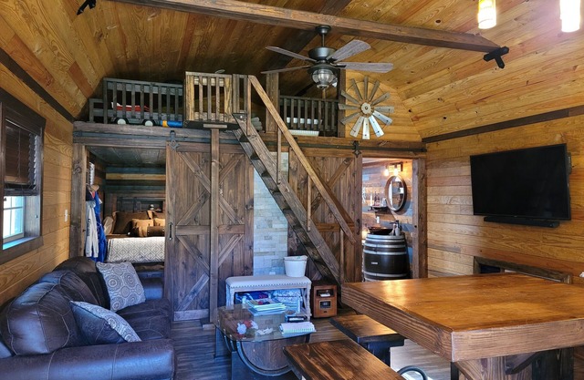 Deer Trail Cabin sleeps 6 people