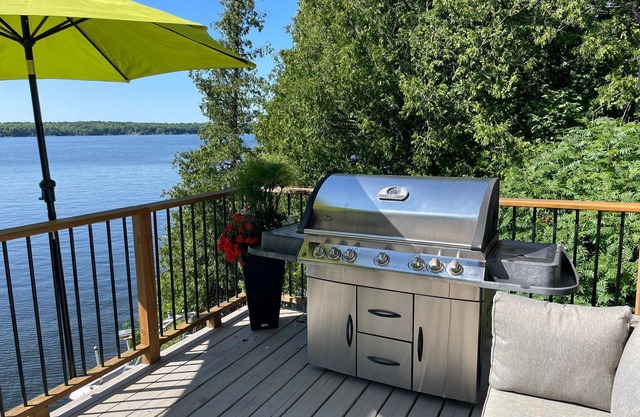 DeerBay Sunset Waterfront Cottage, HotTub, Firepit, clear deep water swimming