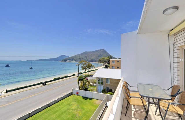 Del Rae, Unit 12/25 Shoal Bay Road - North-facing apartment overlooking the Bay