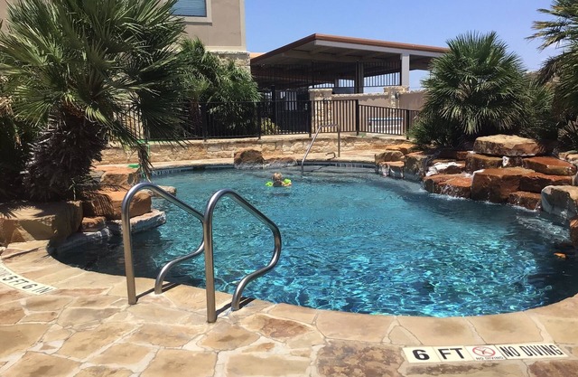 Del Rio, Tx, Condo with pool and lake view!