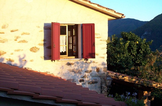 DELICIOUS RUSTIC WITH PRIVATE GARDEN AND TERRACE A FEW KM. FROM THE SEA.