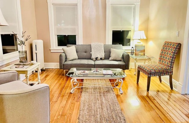 DELIGHTFUL 2BR apartment with balcony - 15 min from Mohegan Sun- Foxwoods Casinos & Mystic