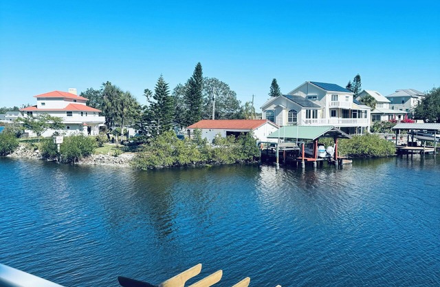 Delightful 3-bedroom house in Gibsonton with WiFi access