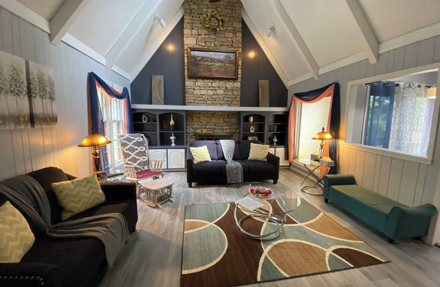Delightful 7-bedroom house with AC in Overland Park
