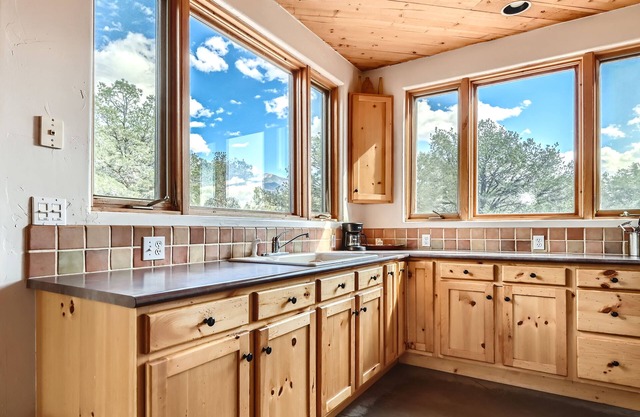 Delightful Adobe 2 Bedroom in Crestone with Spectacular Views