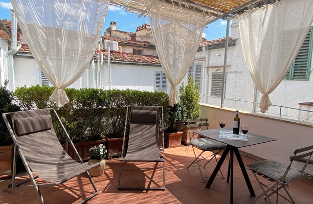 Delightful apartment with private terrace in the heart of Florence