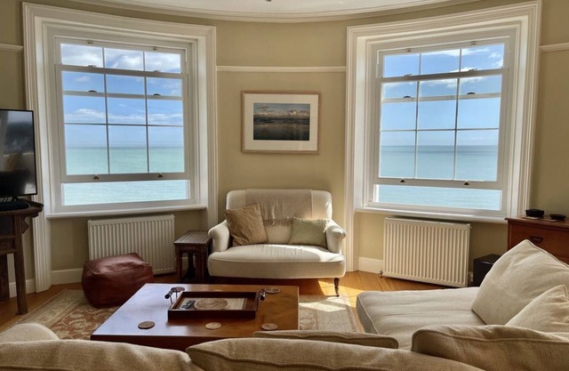 Delightful apartment with sea views on the Seafront of Deal