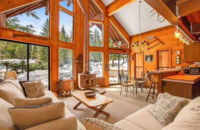 Delightful, family-friendly A-frame cabin w/a pool table, foosball, & more