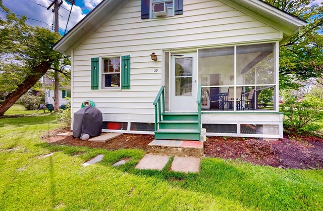 Delightful home close to Lake George with grill & fireplace