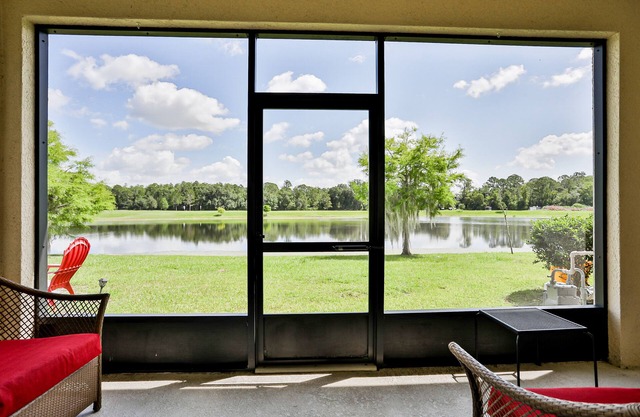 Delightful lakefront townhome with pool, volleyball, fast WiFi & AC