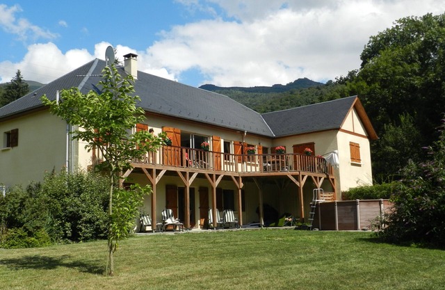 Delightful & relaxing 6 bedroom house, in the mountains with skiing near by