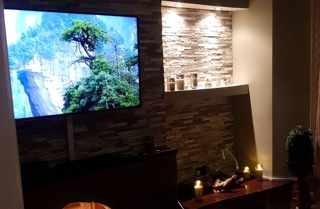 Deluxe 1 bed apartment , fully furnished with Wi-Fi and back garden (Communal)