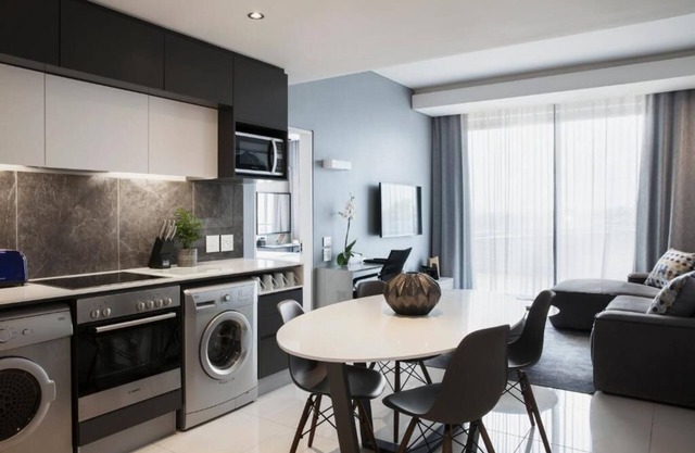 Deluxe 2 Bedroom Apartment at Katherine Street, Sandton