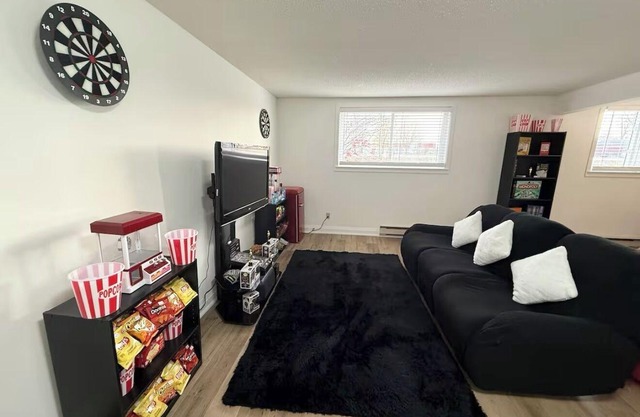 Deluxe 2BD Movie Lounge Unit in Port Dover