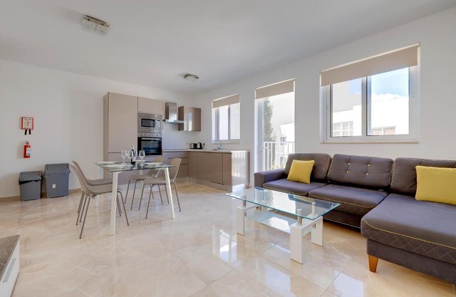 Deluxe Apartment steps to St George's Bay