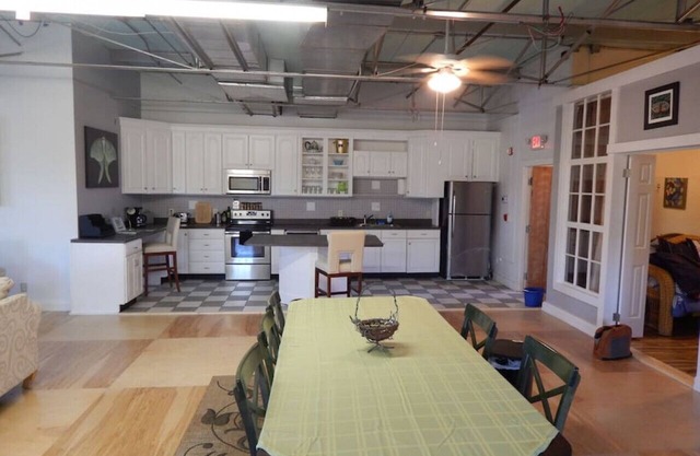 Deluxe corner apartment with riverfront views close to dining and downtown