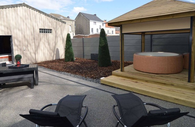 Deluxe Holiday Home in Welkenraedt with Jacuzzi & Steam Shower