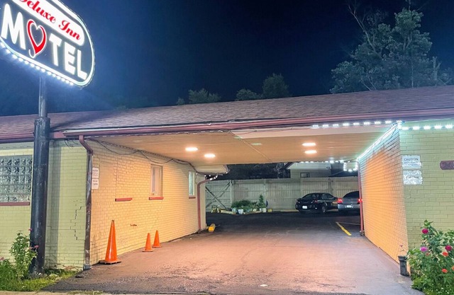Deluxe Inn Motel