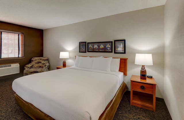 Deluxe King Room in Stoney Creek Peoria! Easy I-74 Access, On-site Parking