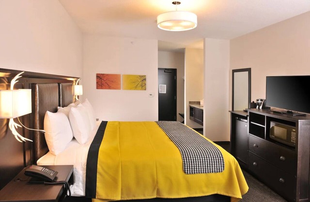Deluxe King Suite In Stoney Creek Kansas City, Hot indoor/outdoor pool