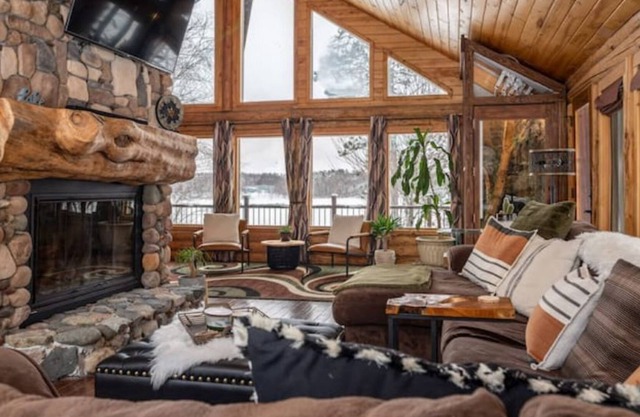 Deluxe Log Home overlooking quiet lake on the Pokegama chain of lakes!