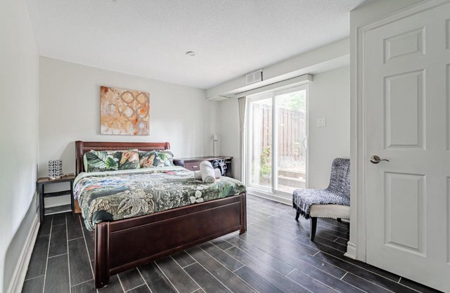 Deluxe Private Room close to Eaton Center