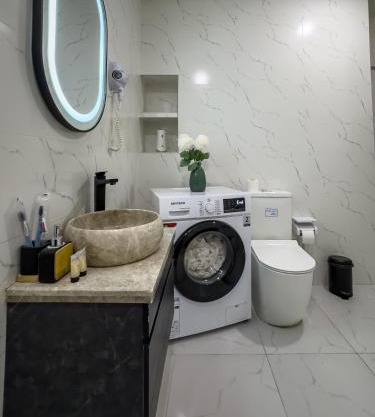 Deluxe Rooms and Apartments Near Metro
