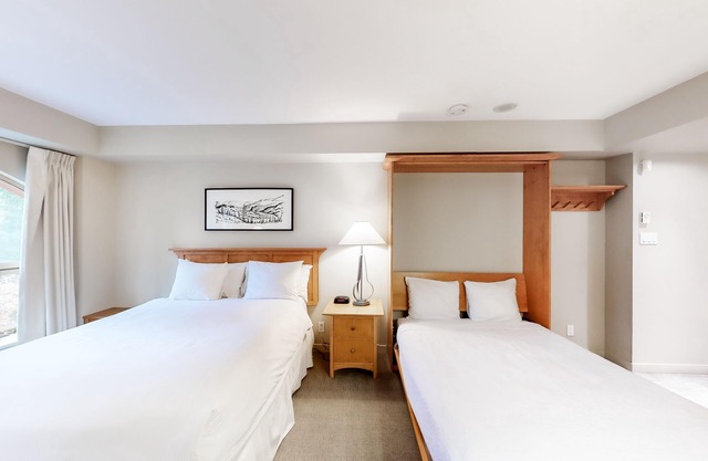 Deluxe, ski holiday studio in the Village with fireplace & gym - walk to lifts