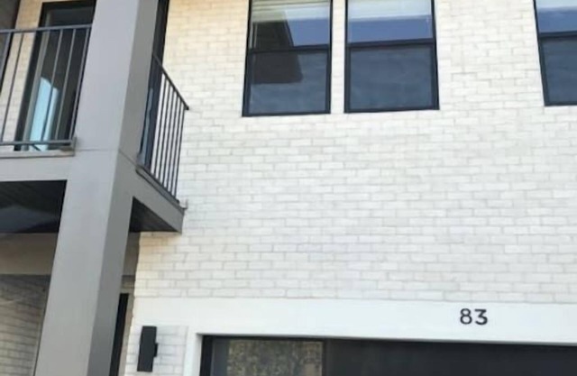 Deluxe TownHouse w/2 car Garage, Work or Family!