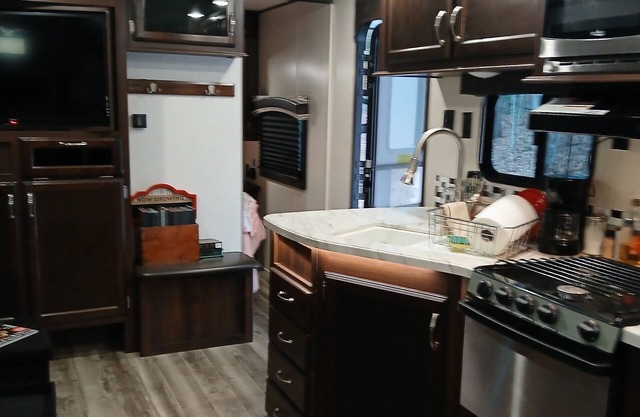 Deluxe travel trailer, with luxury amenities. EASY to get to, close to town.