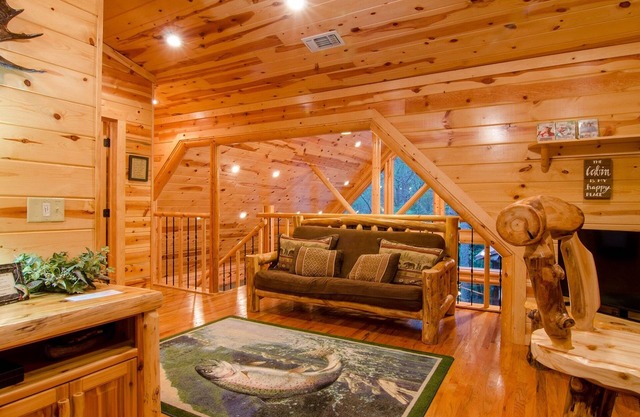Denali Private Cabin Includes Xbox, Hot Tub, and Stone Pizza Oven by Redawning