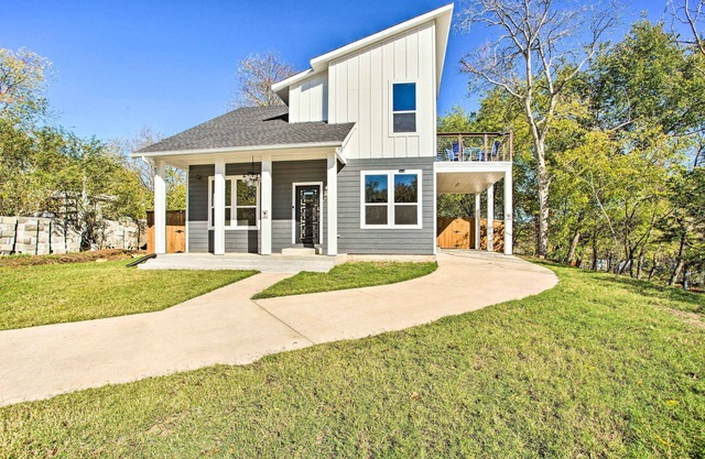 Denison Home w/Balcony: Walk to Downtown!