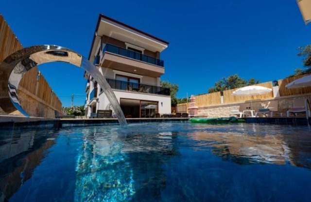 Denize 2 dk! Havuzlu jakuzili saunalı lüks Villa