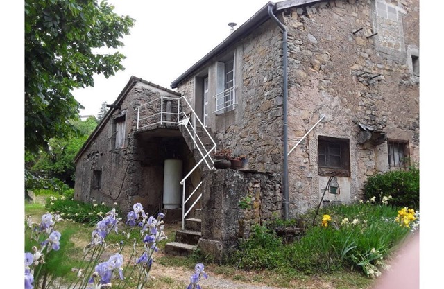 Dependent building of a farmhouse in the center of the village