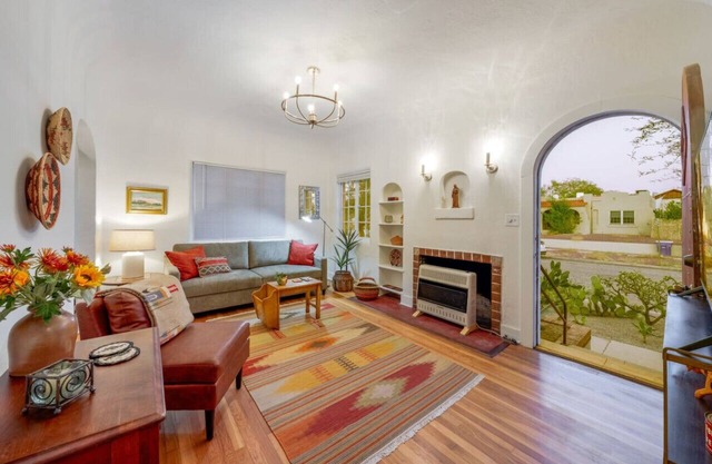 Desert Bloom/Blocks from U of A/1 BR 1 BA