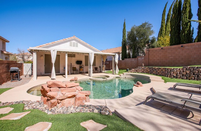 Desert Escape w/Pool Oasis: Near Golfing & Vegas!