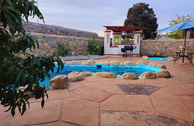Desert Oasis, Spacious 4-bedroom house 2 king bed w/Heated Pool & Jacuzzi