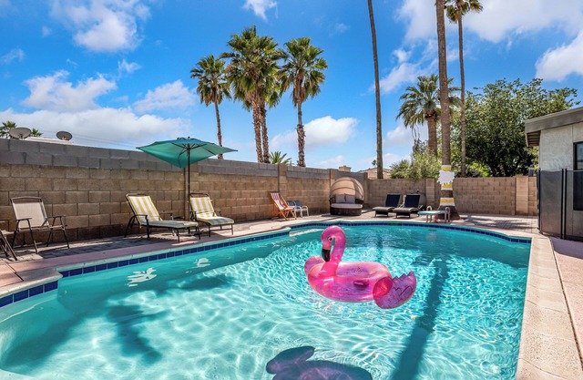 Desert Oasis w/heated pool, themed rooms, family fun, close to golf & shopping!