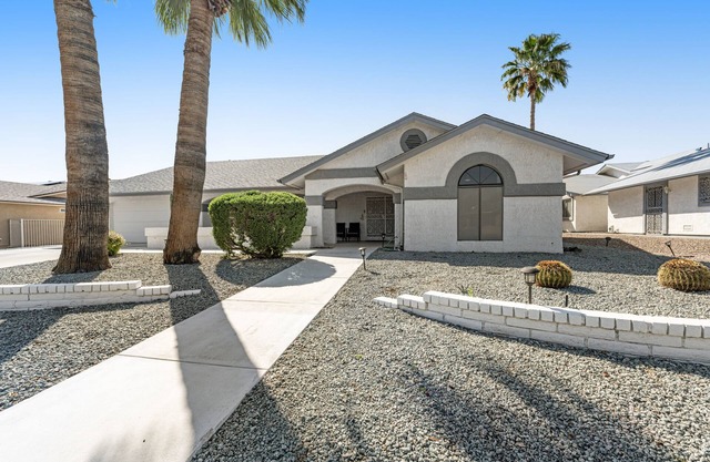 Desert Tranquility - Stylish Home with WiFi, AC, Patio & Yard