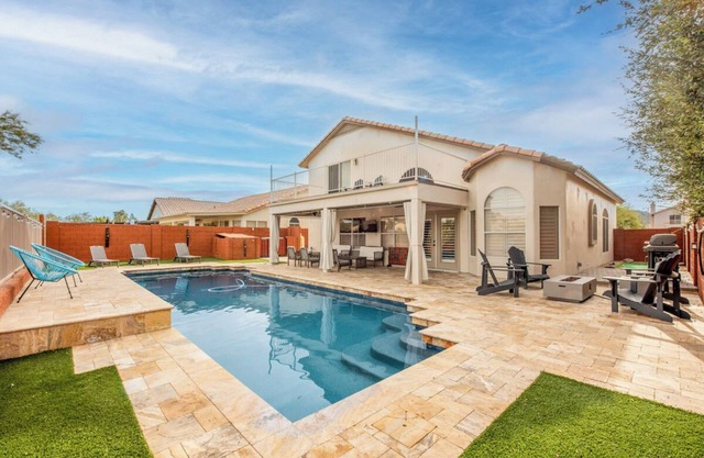Desert View near lakes, baseball, golf & trail, heatedˇ pool + main floor king