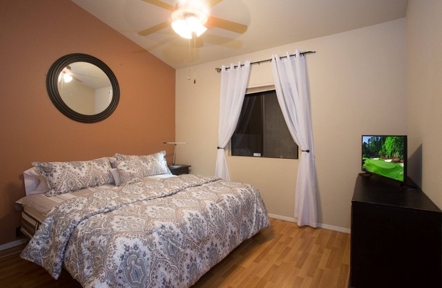 DESERT VIEWS, CLOSE TO GOLF, DINING,